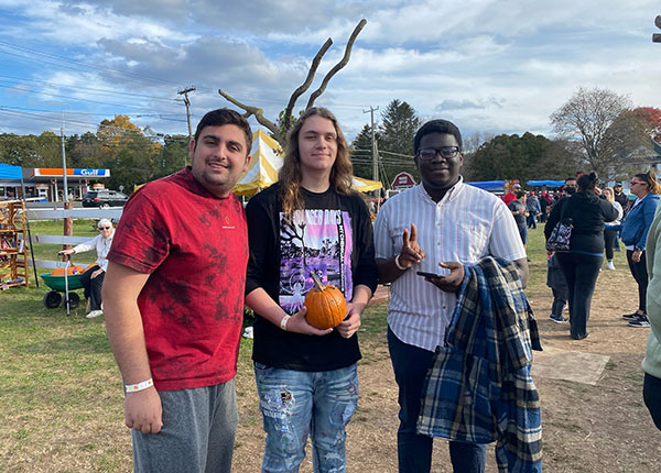 Hillel students pumpkin picking