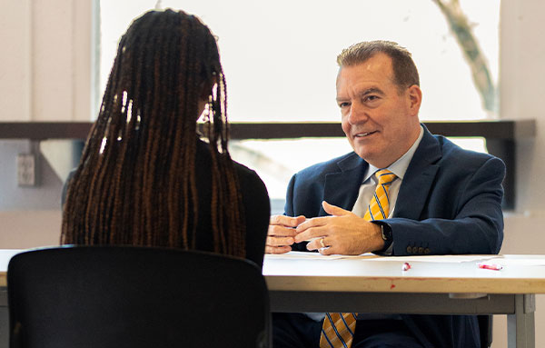 Legal professional in conversation with Uhart student