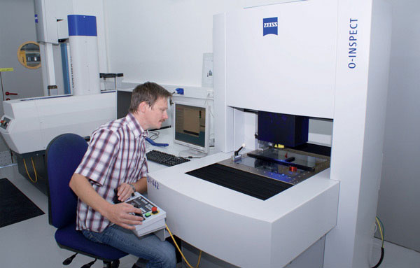 Student in metrology lab