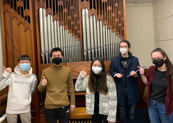 students of Scott Lamlien in front if pipe organ