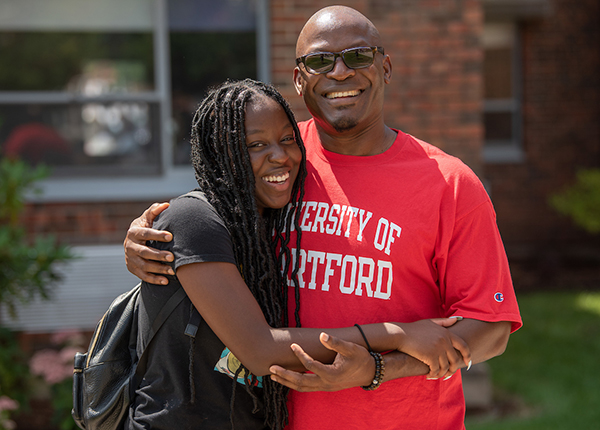 student and parent at move in