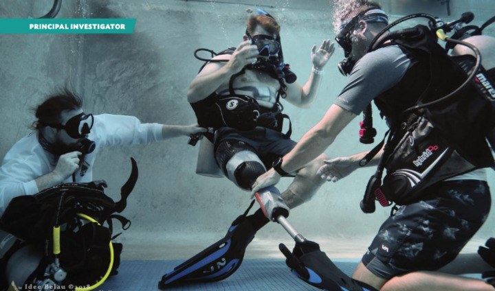 Duffy Felmlee assisting scuba diver with prosthetic leg