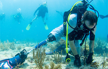 Scuba diver with prosthetic leg